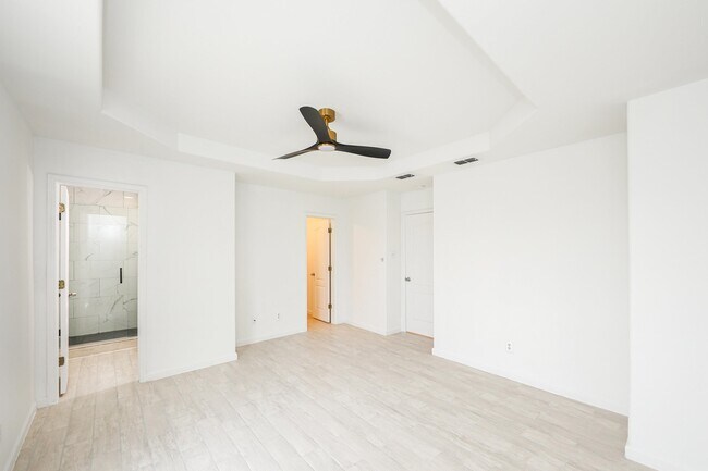 Building Photo - 1000 Ranchway Dr