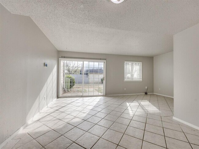 Building Photo - 1402 Bill Carrol Dr