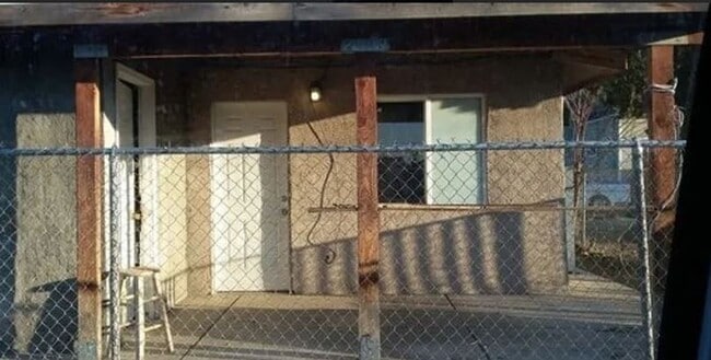 Building Photo - 2 Bd 1 Ba Home | Huge Lot in East Bakersfield