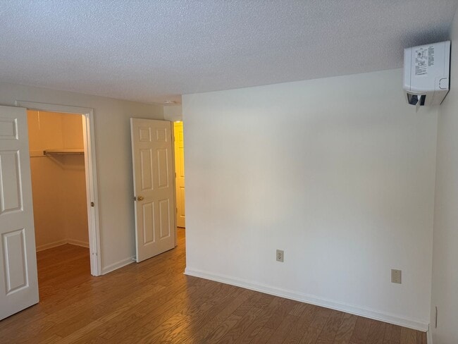 Building Photo - 9-11 Oakview Dr