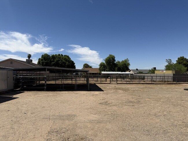 Building Photo - Horse Property 3 bedroom, 2 Bath