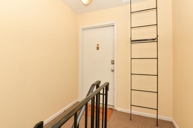Building Photo - 533 Madison St