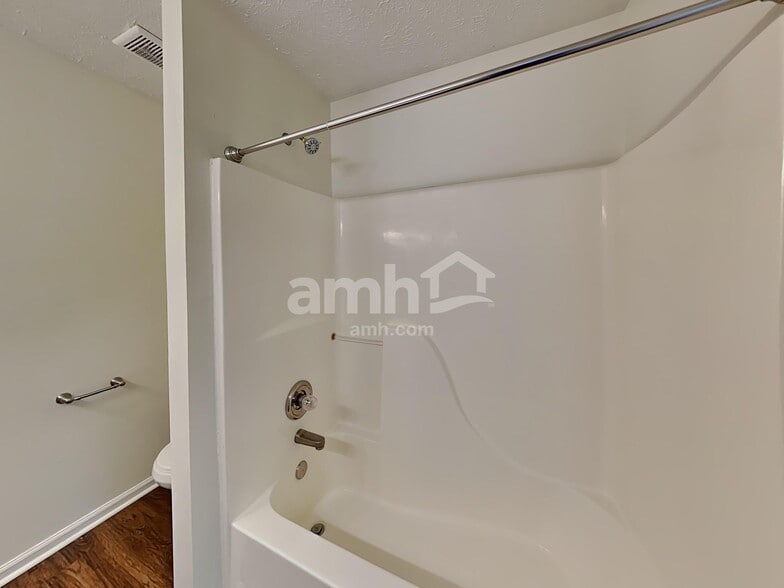 Building Photo - 1128 Eastwoods Dr