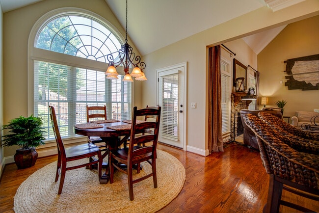 Building Photo - 5 BR, 3 BA Home Quiet Cul de Sac, Convenie...