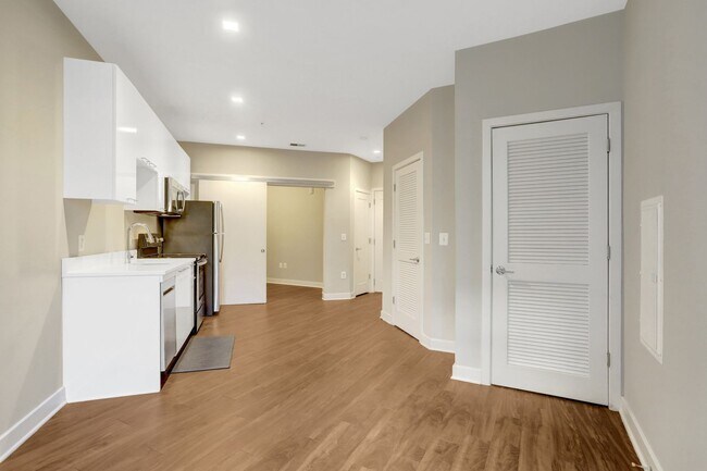 Building Photo - 1 bedroom 1 bathroom condo available immediately for rent