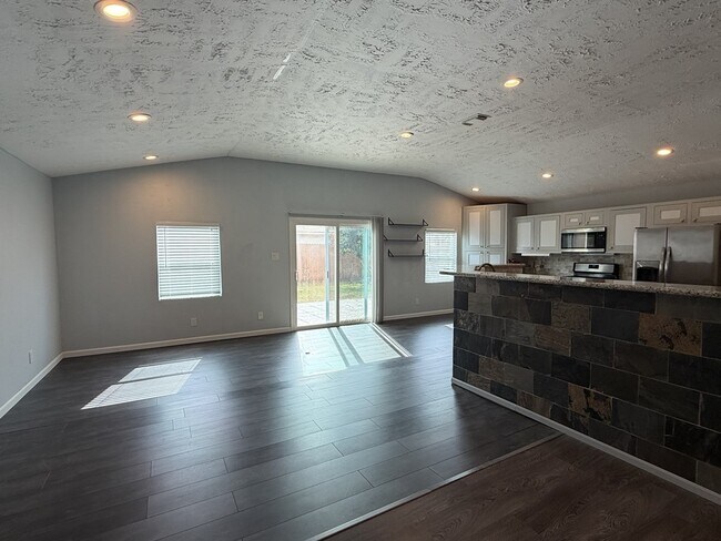 Building Photo - 306 Flora Vista Dr