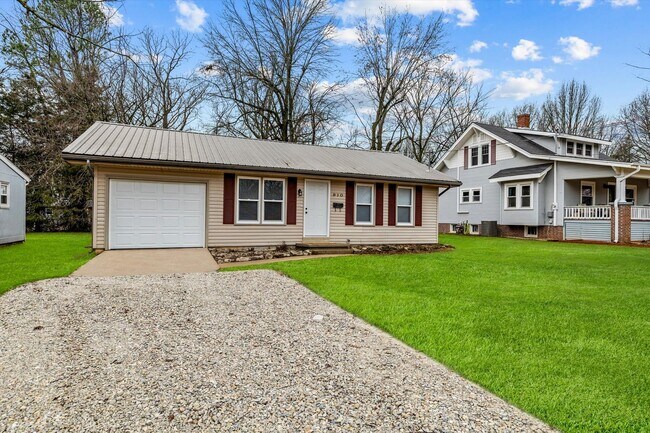 Building Photo - Great furnished month to month rental near...