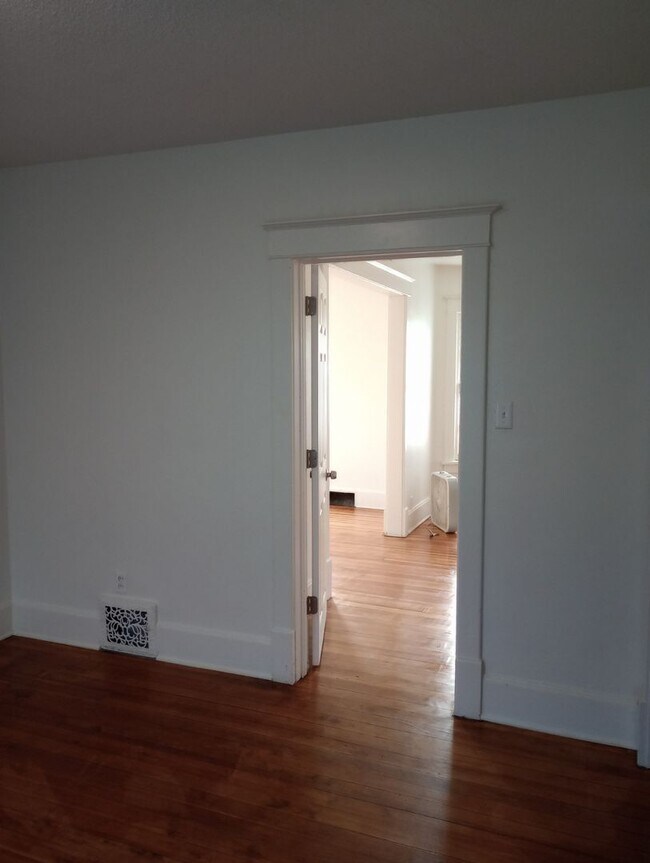 Building Photo - 615 Rebecca St