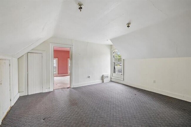 Building Photo - SPACIOUS 3+ BEDROOM HOME WILL BE READY TO WELCOME YOU