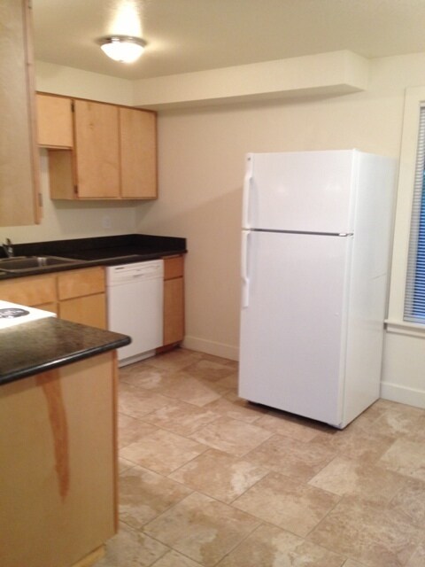 Building Photo - Spacious Private 2nd floor 2BD with Firepl...