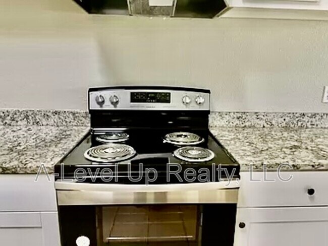 Building Photo - 401 E Thoroughbred St