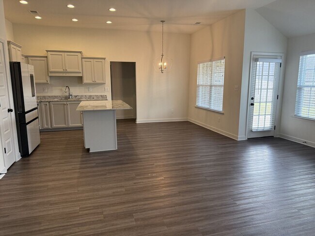 Building Photo - Beautiful 4-bedroom 3 full bathroom home i...