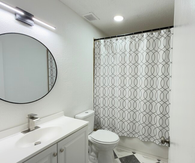 Building Photo - 302 Fair Oaks Blvd