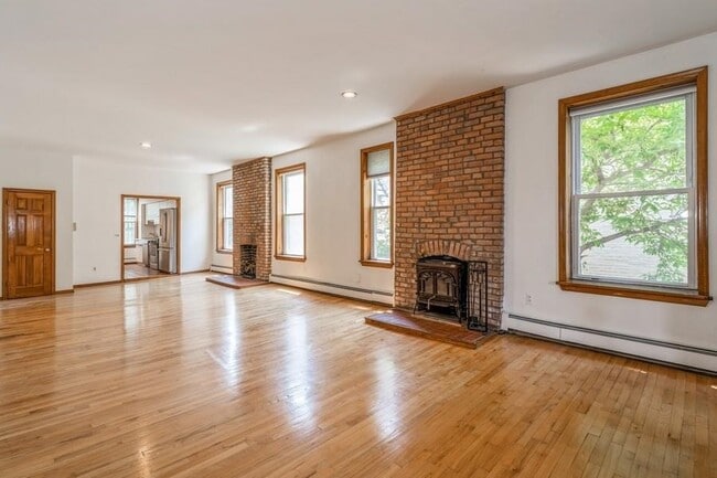 Building Photo - 212 Warren St