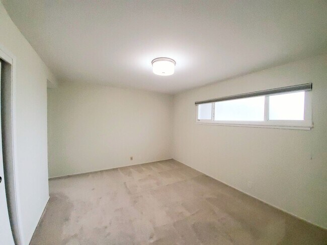 Building Photo - Lovely top floor condo unit; 2 bed/ 2 bath