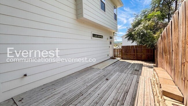 Building Photo - 3 Bed/2.5 Bath Home with Fenced Yard / Pet-Friendly / Available Now!