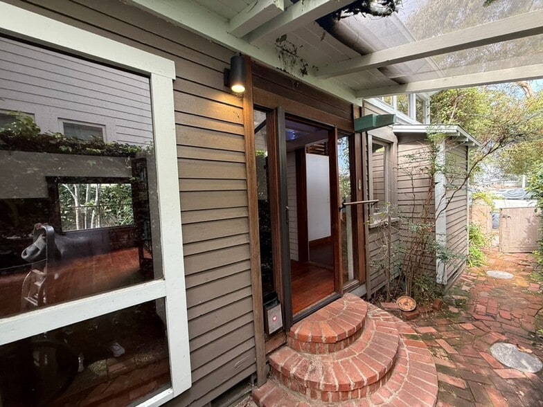 Building Photo - Hidden Garden Retreat – A One-Bedroom Oasis in the Heart of Venice