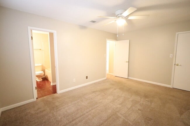 Building Photo - "Charming 2-Bed Townhouse with Cozy Fireplace in Prime Fort Walton Beach Location!"