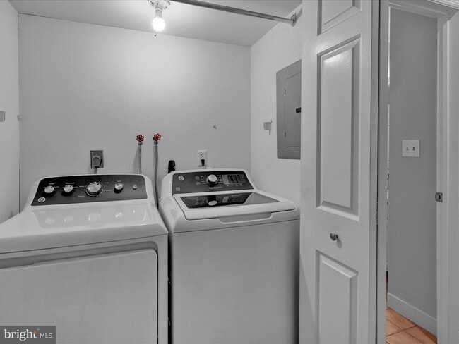 Building Photo - 10 Pine Woods Ct