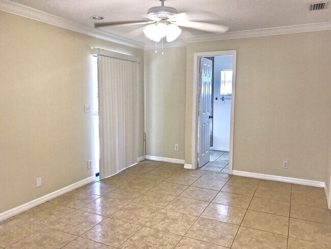 Building Photo - private pool home in Kensington Park - Sar...
