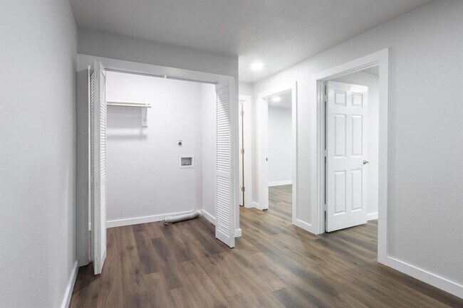 Building Photo - 1445 Hillview Ave