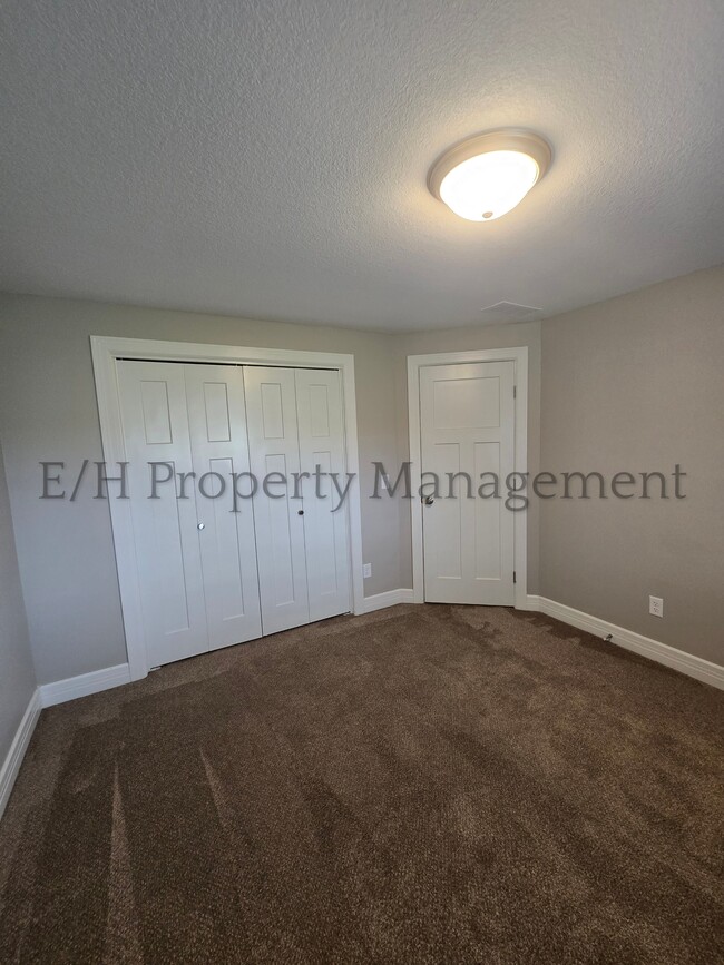 Building Photo - 2220 E Village Estates Dr