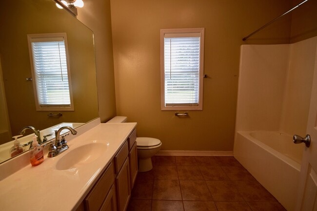 Building Photo - Nice 3 Bedroom House!
