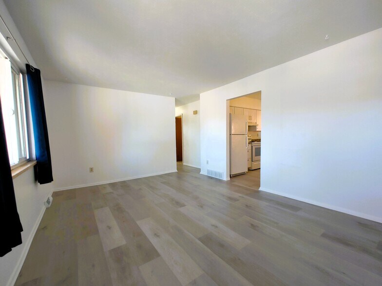 Building Photo - 8869 Circle Dr
