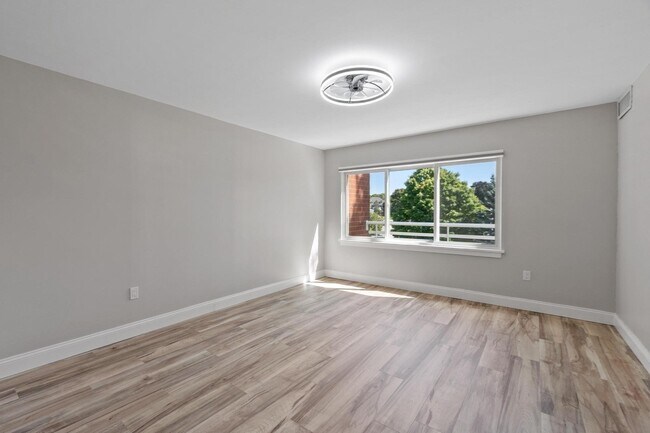 Building Photo - 487 Place Ln