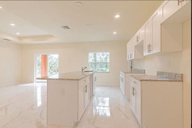 Building Photo - Great Location in Lake Placid-Large Three ...