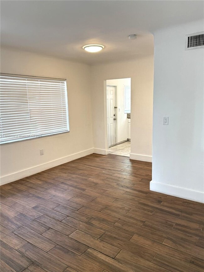 Building Photo - 2101 Bay Dr