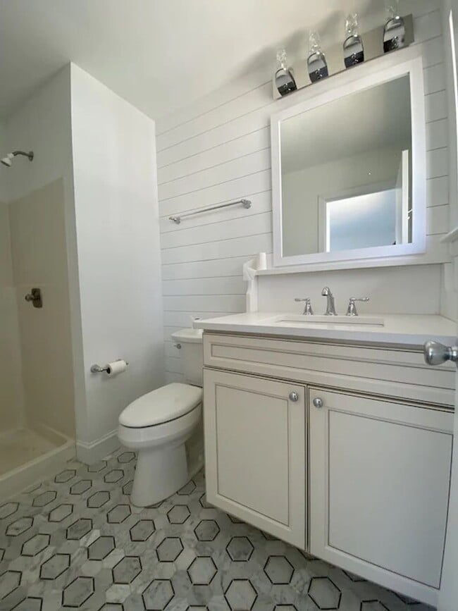 Building Photo - Renovated Home - Sleeps 6 - Winter Rental Only