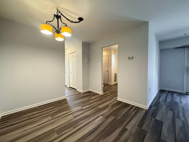 Building Photo - Spacious 1 Bed 1 Bath Condo With Balcony In Mayflower Square