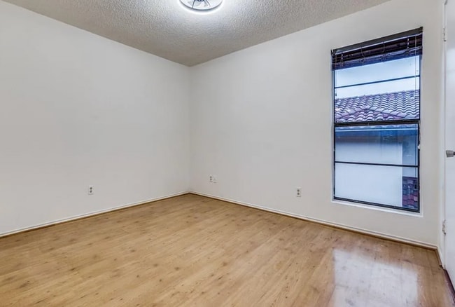 Building Photo - 5916 Gaston Ave