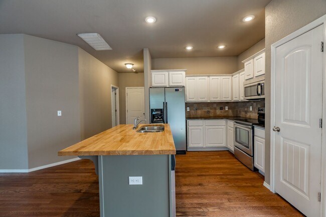 Building Photo - Spacious 3 Bedroom Home Close to UofA!