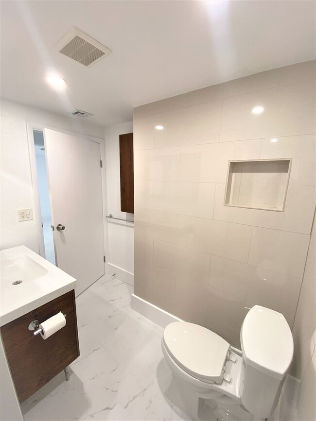 Building Photo - ** TREETOPS OF NAPLES ** 1 BED / 1 BATH **...