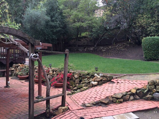 Building Photo - Charming 3 Bedroom 2 Bath Martinez Home w/...