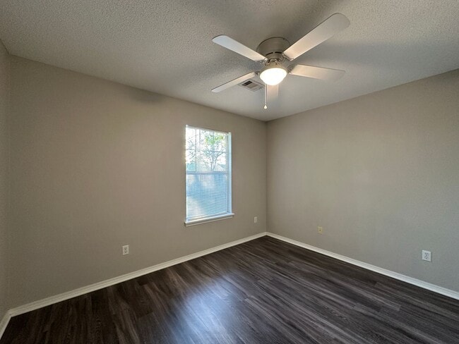 Building Photo - Gorgeously Updated 3 Bed 2 Bath 2 Car Garage