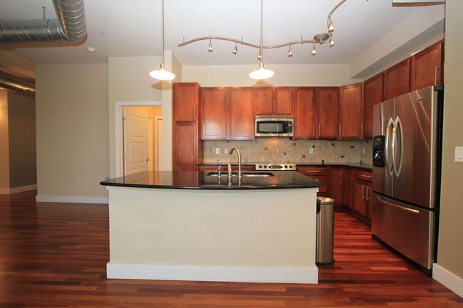 Building Photo - Gorgeous Corner Unit DTC Condo