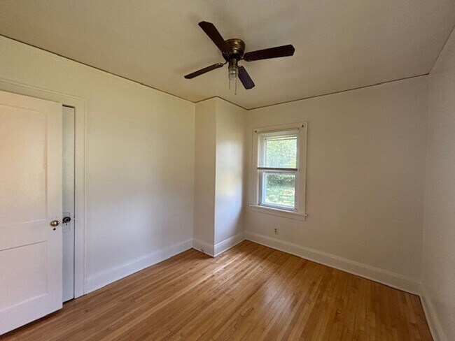 Building Photo - Charming 2+ Bedroom Single Family on a gre...
