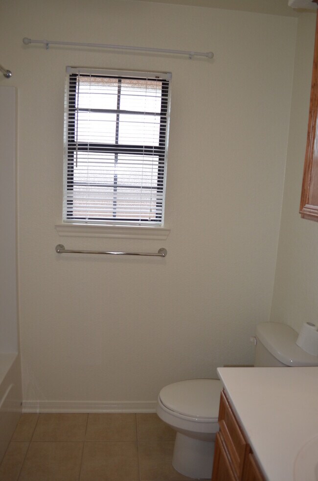 Building Photo - 913Daisy