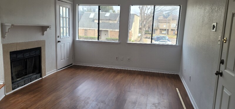 Building Photo - Room in Condo on Walnut St