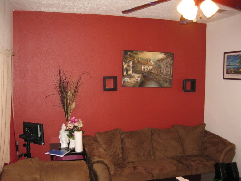 Building Photo - 418 W Lapeer St