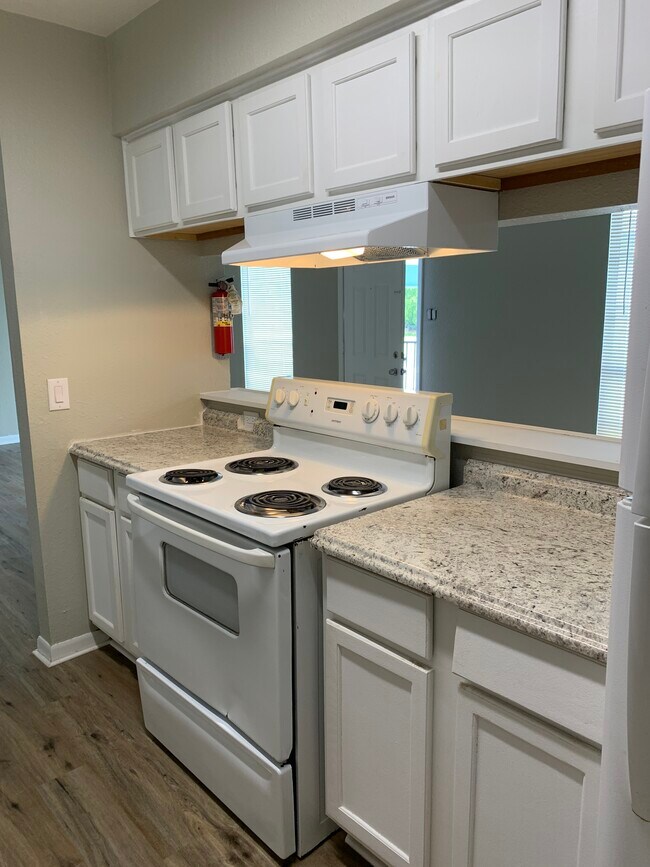 Building Photo - 932 7th Ave N