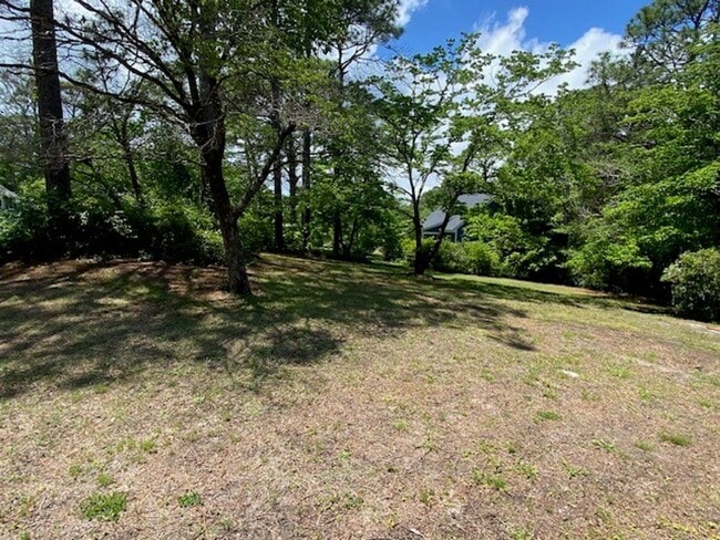 Building Photo - Welcome to this stunning fully furnished 4...