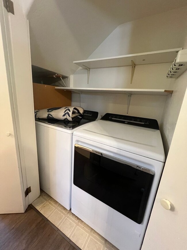 Building Photo - COMING SOON!  2 bed, 2 bath home in the heart of Ashland