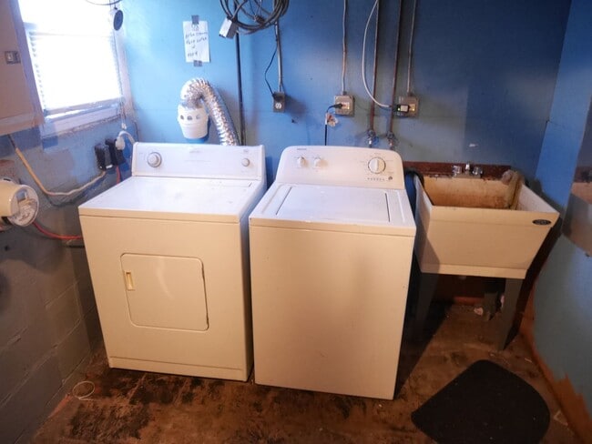 Building Photo - 1 Bedroom Upper Unit in Dundalk