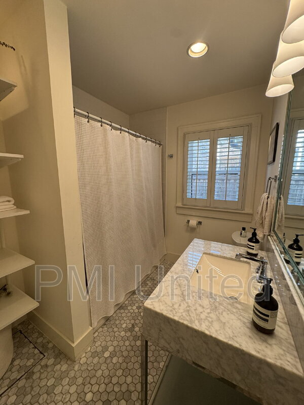 Building Photo - 4057 W 7th St