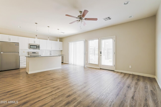 Building Photo - 1119 S Stapley Dr