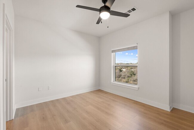 Building Photo - 2500 Longview St